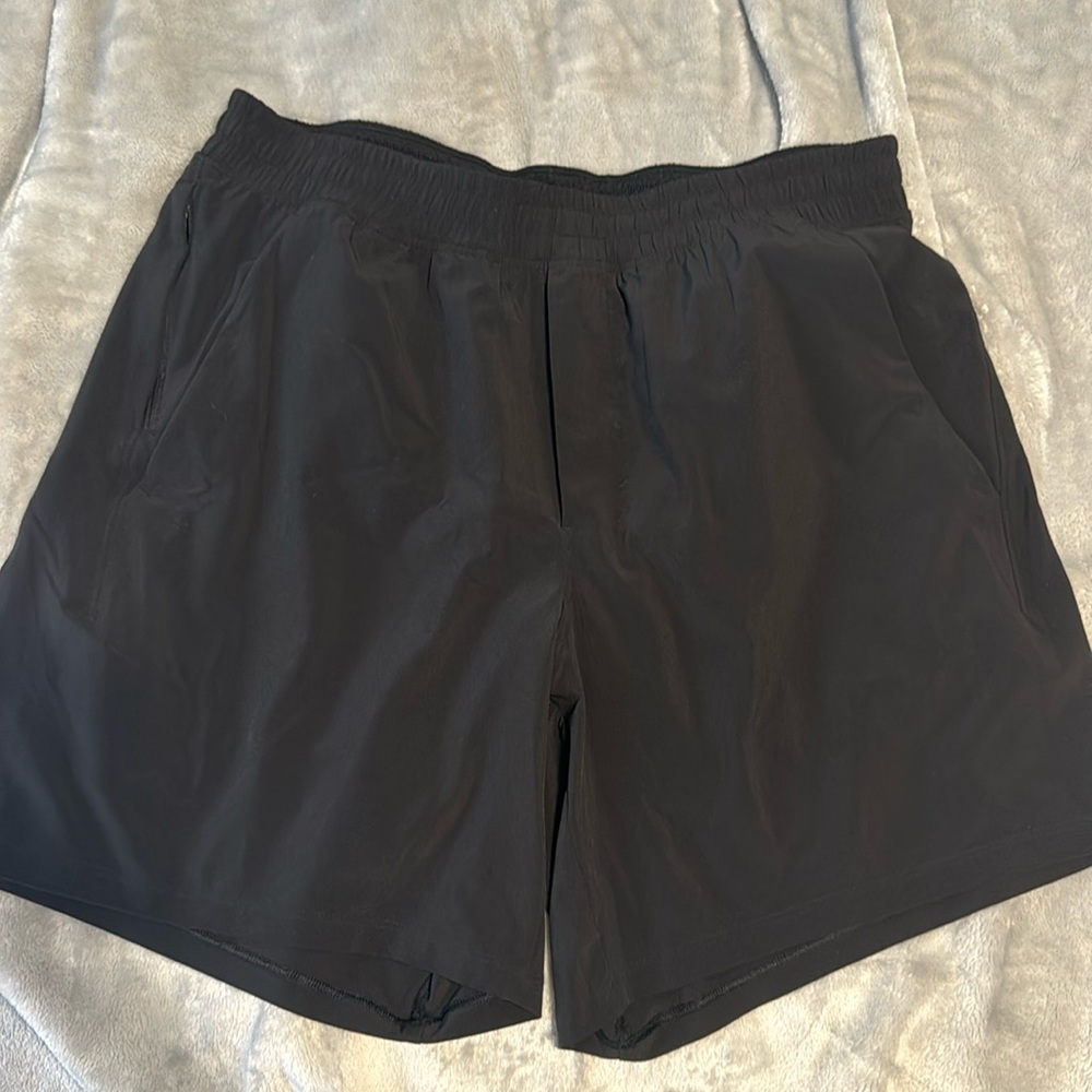 Lululemon men’s L 7 inch lined short.